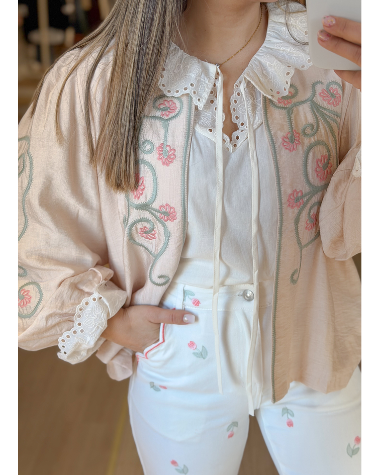 CASACO COM PORMENORES BORDADOS 