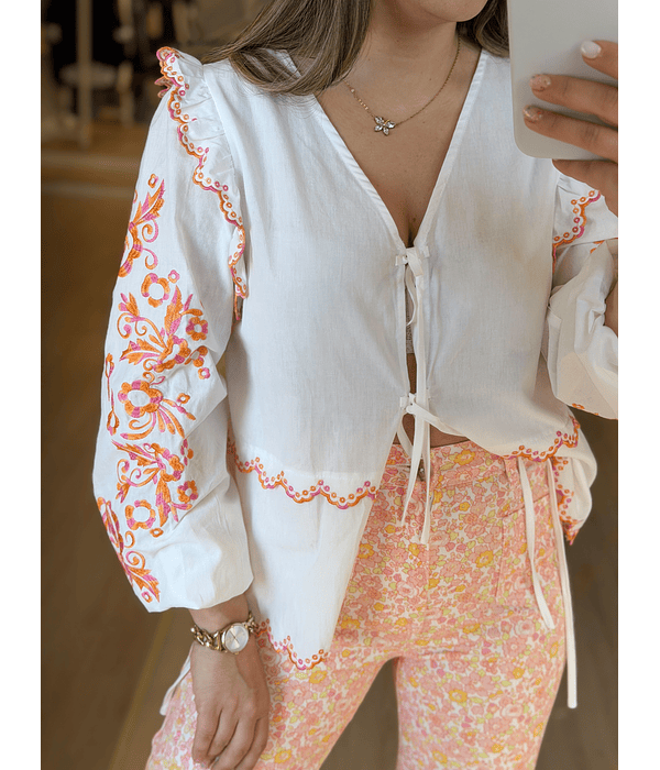 CAMISA BRANCA COM BORDADOS