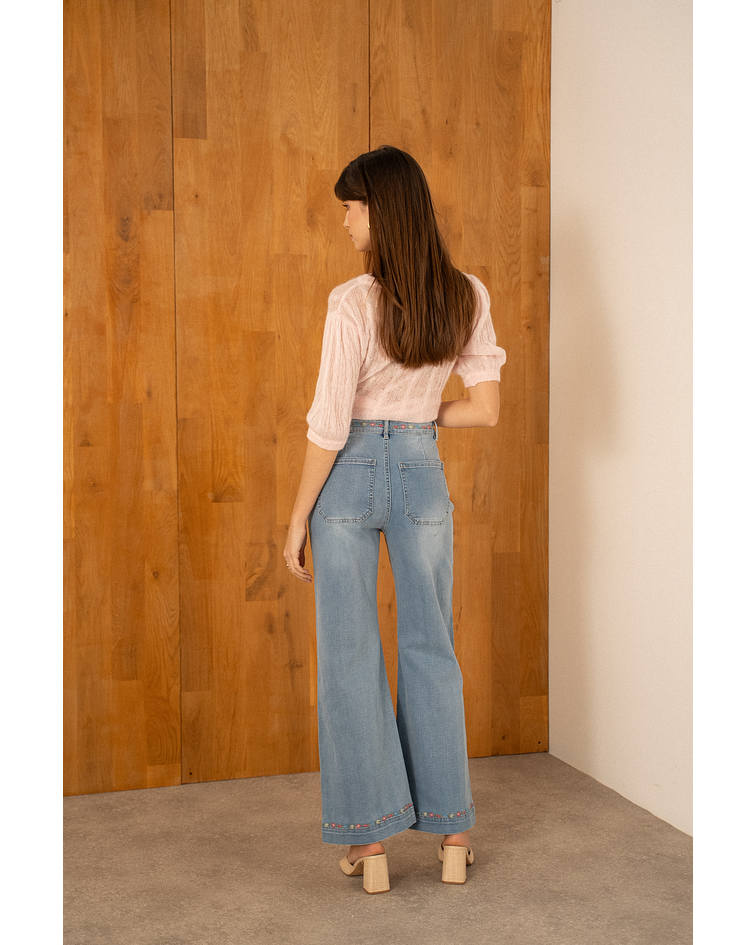 JEANS COM FLORES BORDADAS