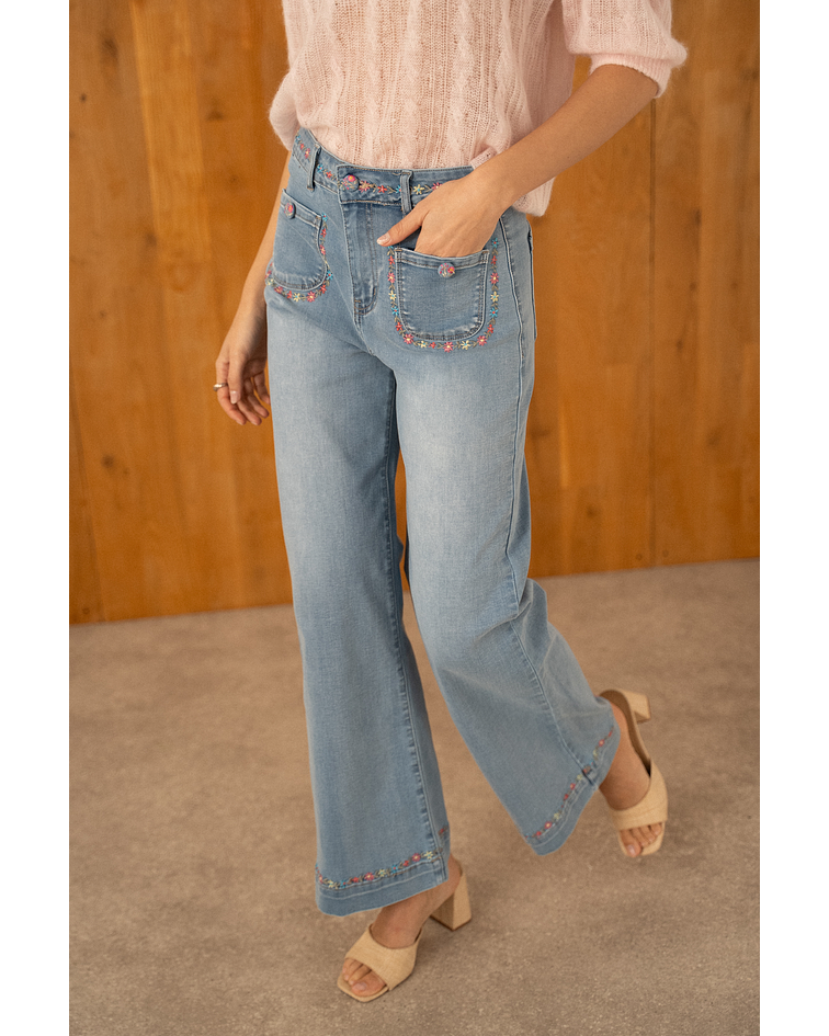 JEANS COM FLORES BORDADAS