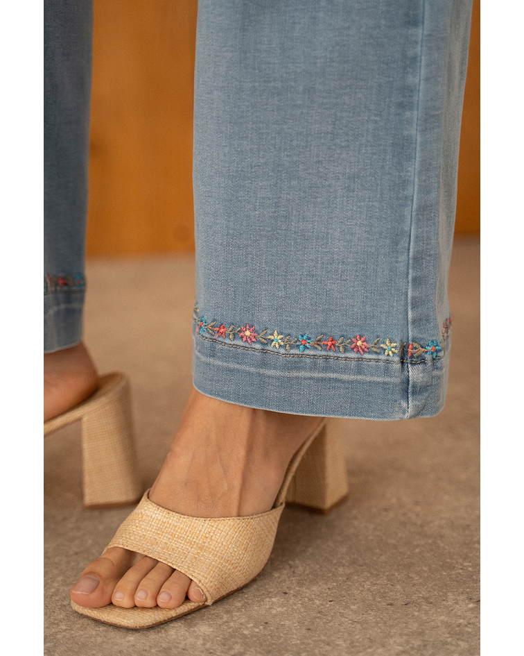 JEANS COM FLORES BORDADAS