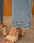JEANS COM FLORES BORDADAS