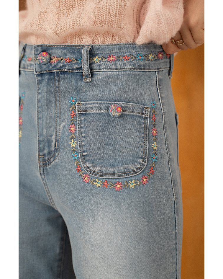 JEANS COM FLORES BORDADAS
