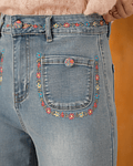 JEANS COM FLORES BORDADAS