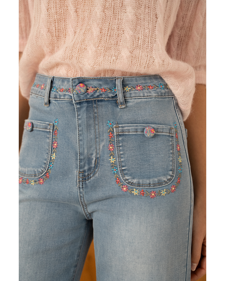 JEANS COM FLORES BORDADAS