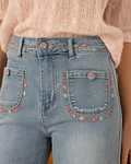 JEANS COM FLORES BORDADAS