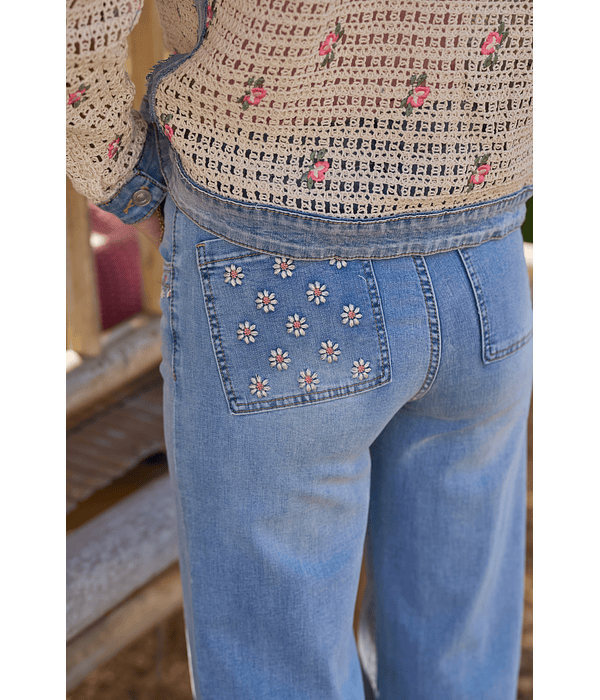 JEANS COM FLORES BORDADAS 