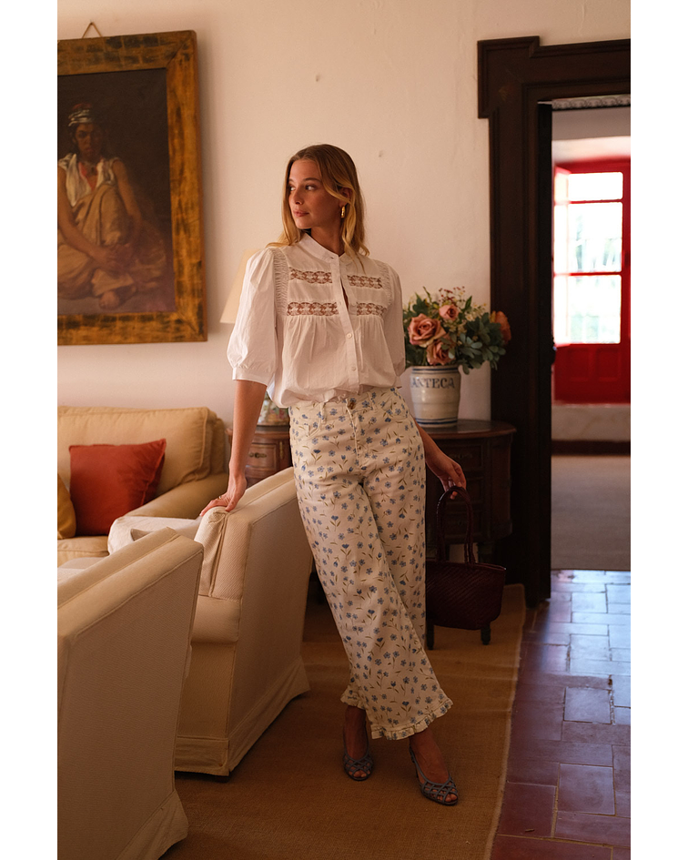 JEANS COM ESTAMPAGEM FLORES 