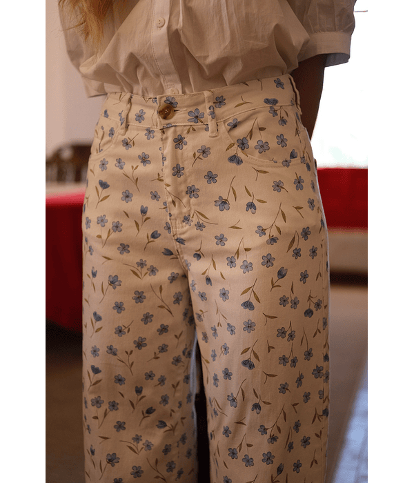 JEANS COM ESTAMPAGEM FLORES 