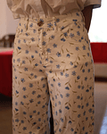 JEANS COM ESTAMPAGEM FLORES 
