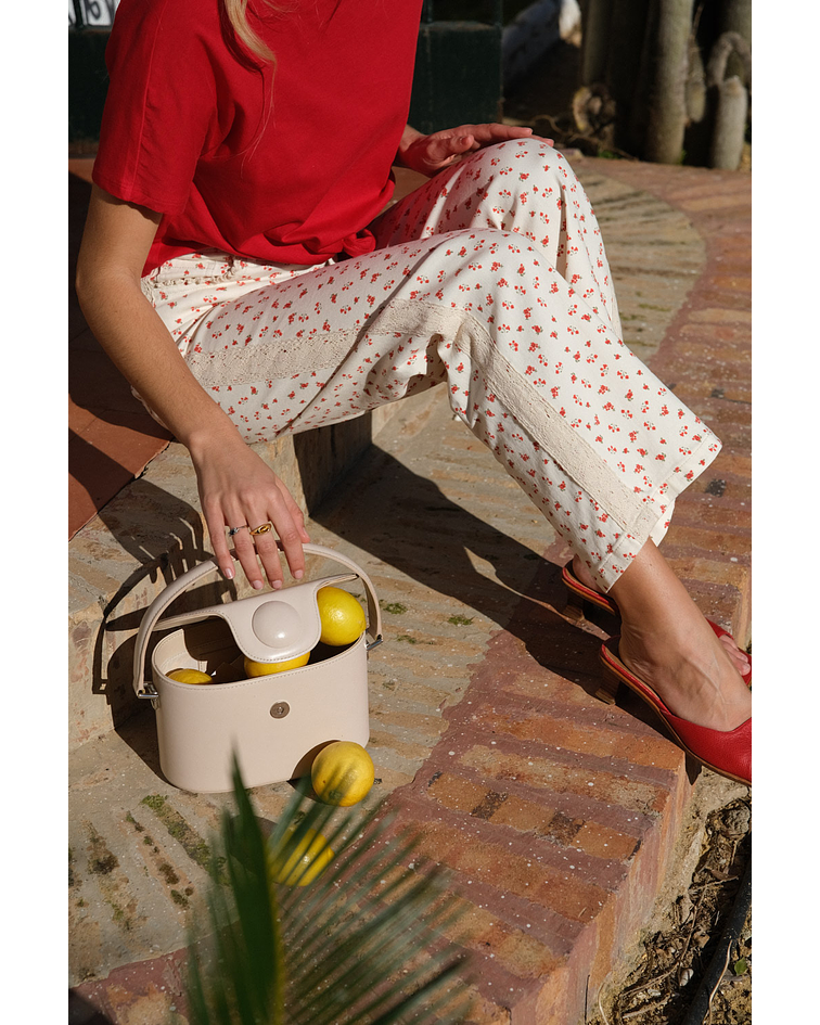 JEANS COM ESTAMPAGEM FLORES 