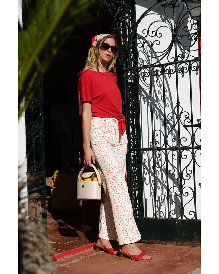 JEANS COM ESTAMPAGEM FLORES 