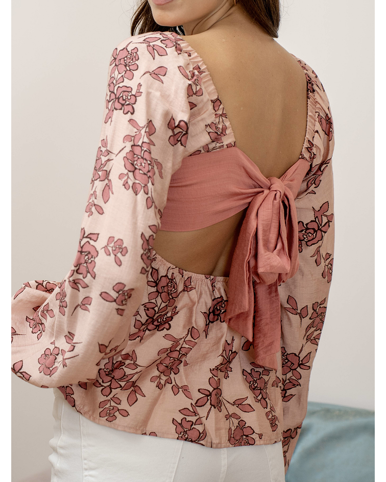 BLUSA COM LAÇO COSTAS