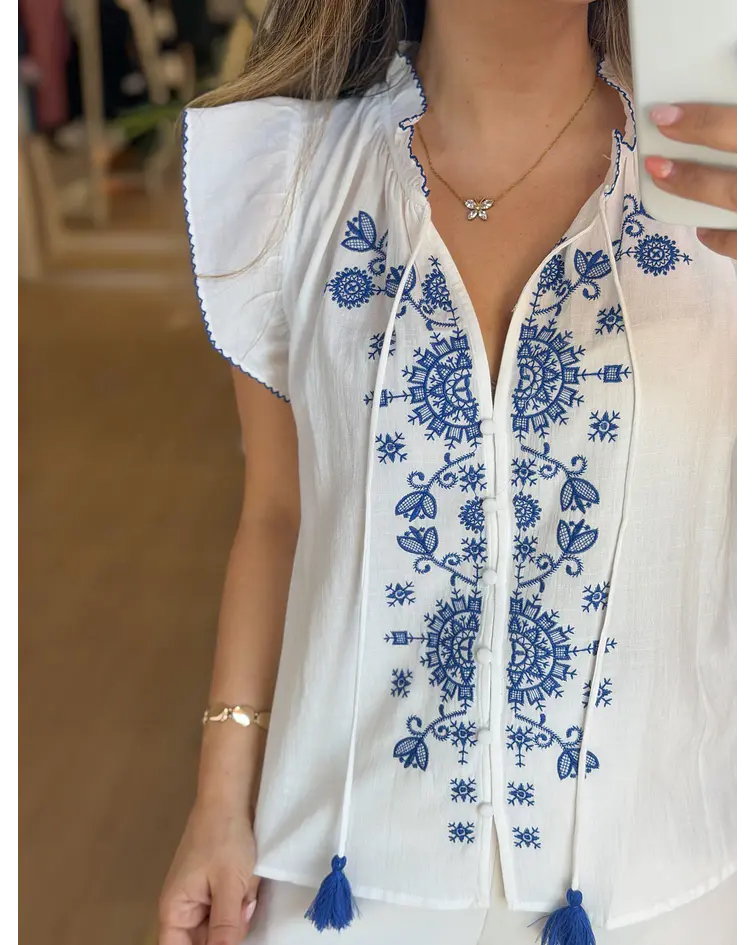 BLUSA BRANCA COM BORDADOS AZUIS