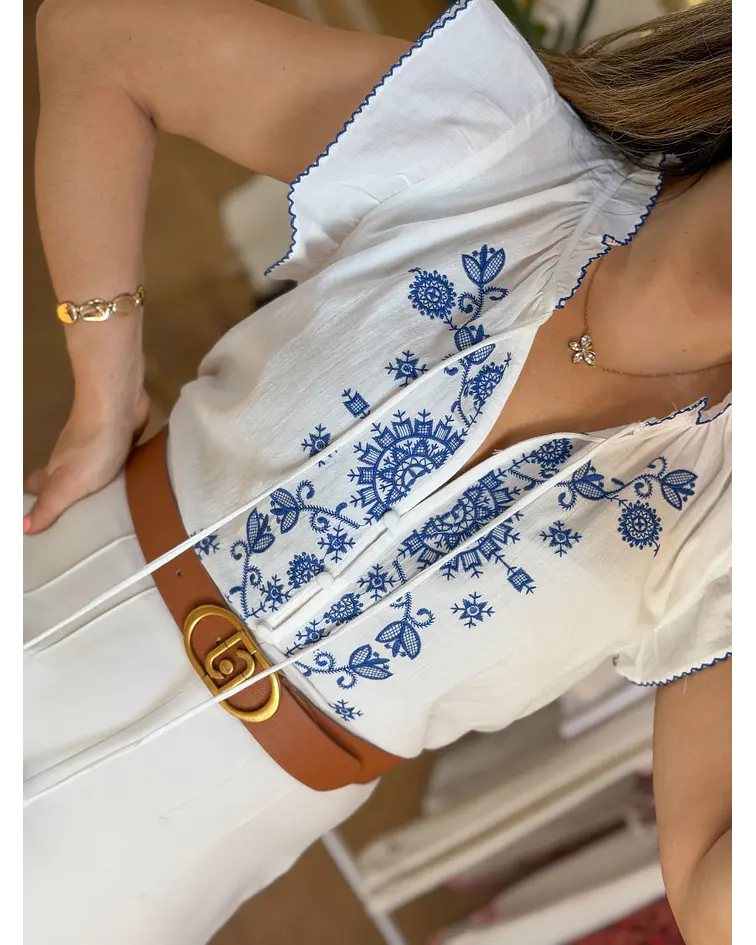 BLUSA BRANCA COM BORDADOS AZUIS