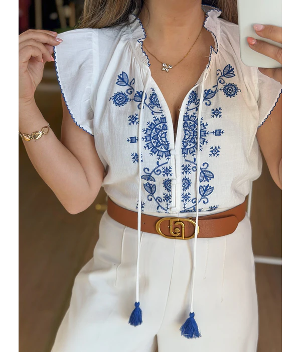 BLUSA BRANCA COM BORDADOS AZUIS