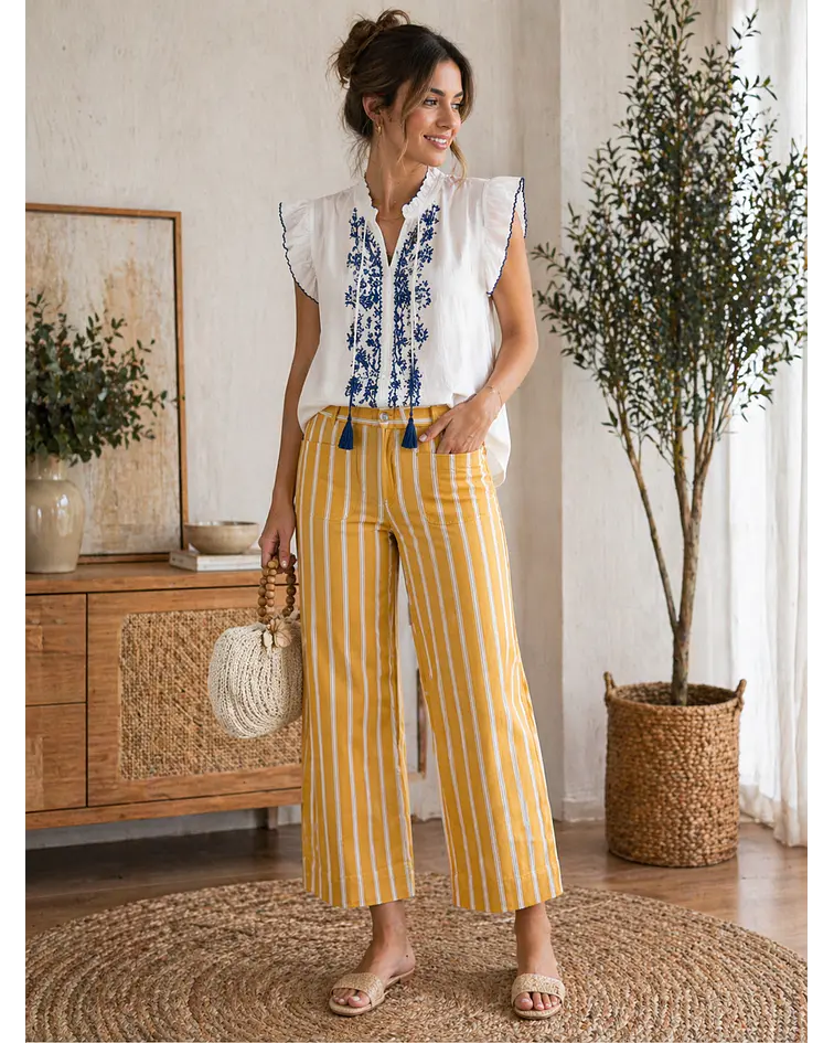 BLUSA BRANCA COM BORDADOS AZUIS