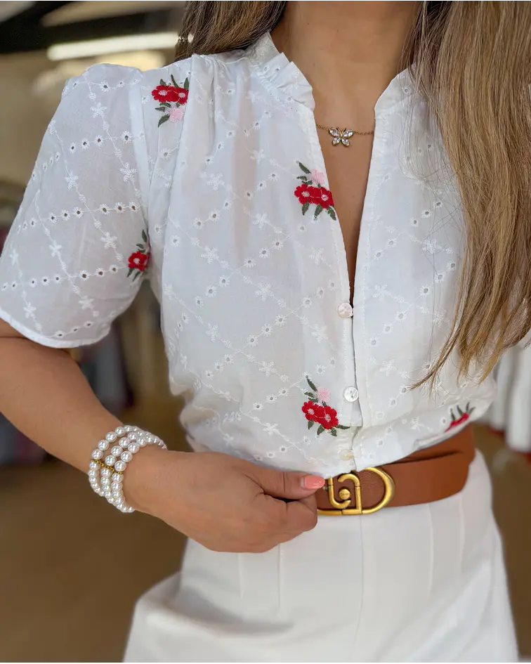 CAMISA BRANCA COM FLORES BORDADAS