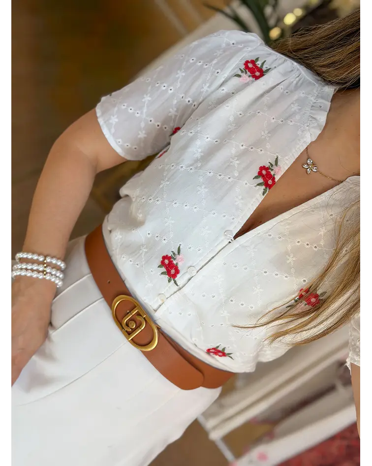CAMISA BRANCA COM FLORES BORDADAS