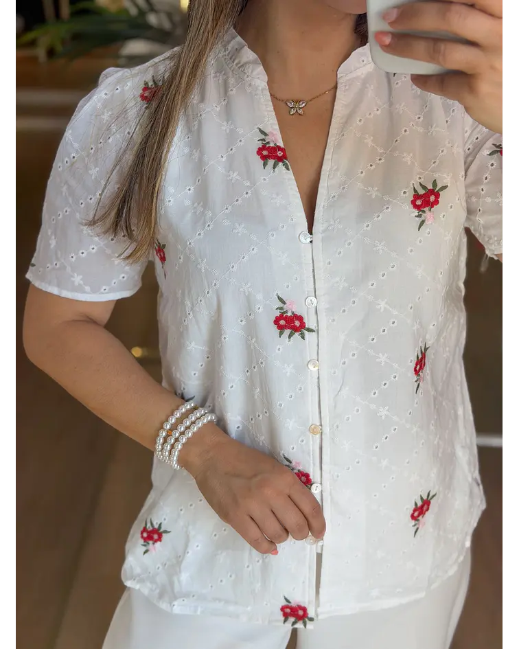 CAMISA BRANCA COM FLORES BORDADAS