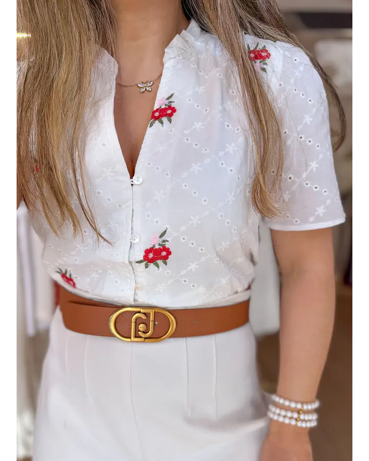 CAMISA BRANCA COM FLORES BORDADAS