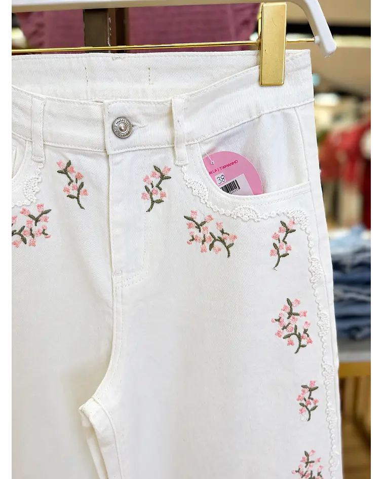 JEANS BRANCAS COM BORDADOS