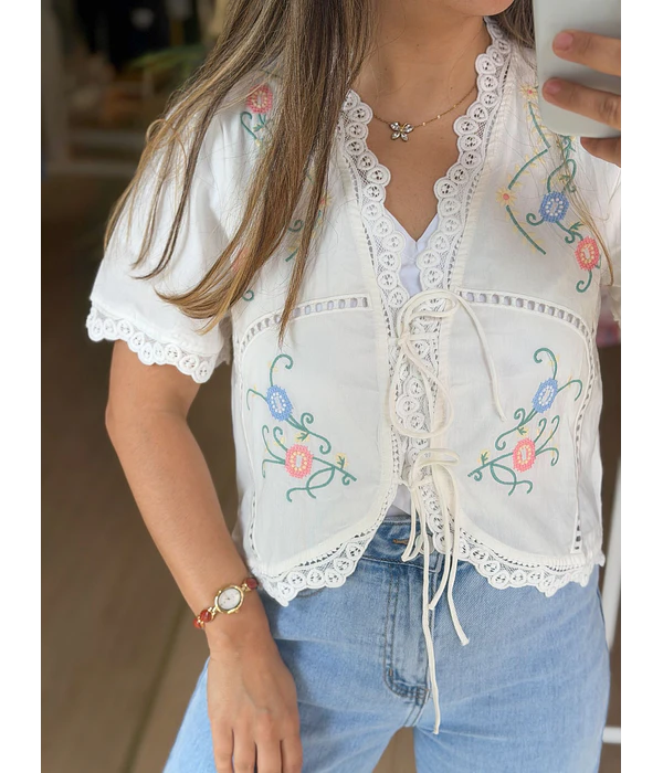 CAMISA COM LAÇADA BORDADA