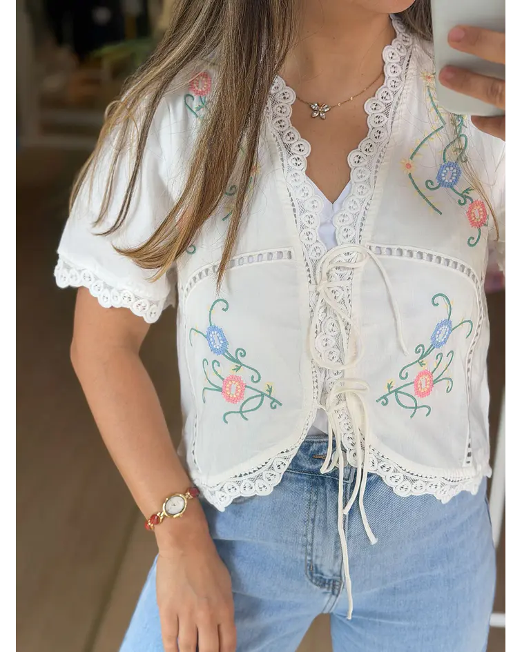 CAMISA COM LAÇADA BORDADA