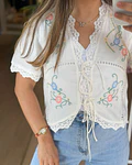 CAMISA COM LAÇADA BORDADA