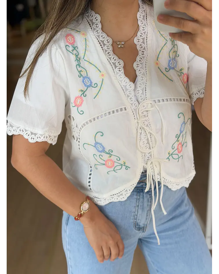 CAMISA COM LAÇADA BORDADA