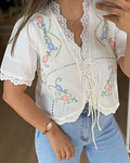 CAMISA COM LAÇADA BORDADA