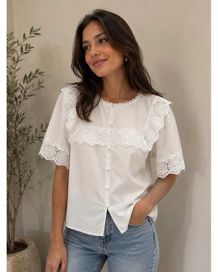 CAMISA COM BORDADOS