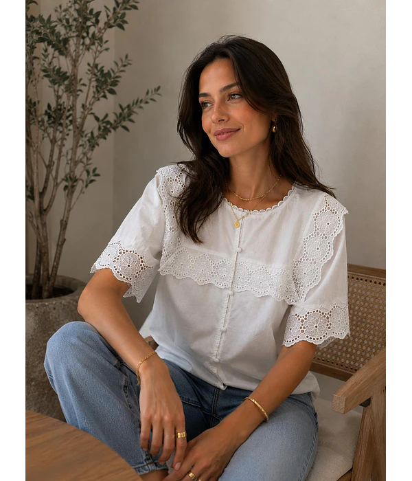 CAMISA COM BORDADOS