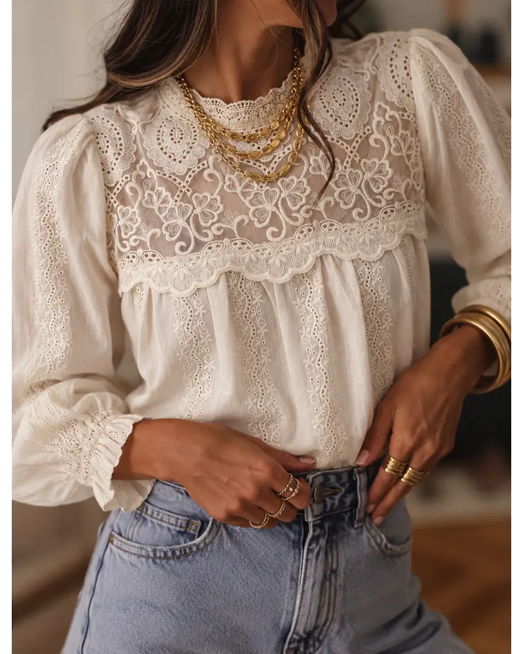 BLUSA BORDADA LEA