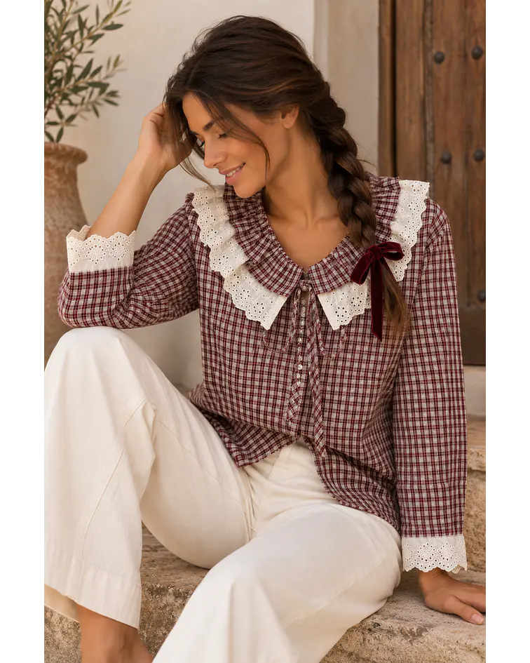 CAMISA COM BORDADOS BORDÔ 