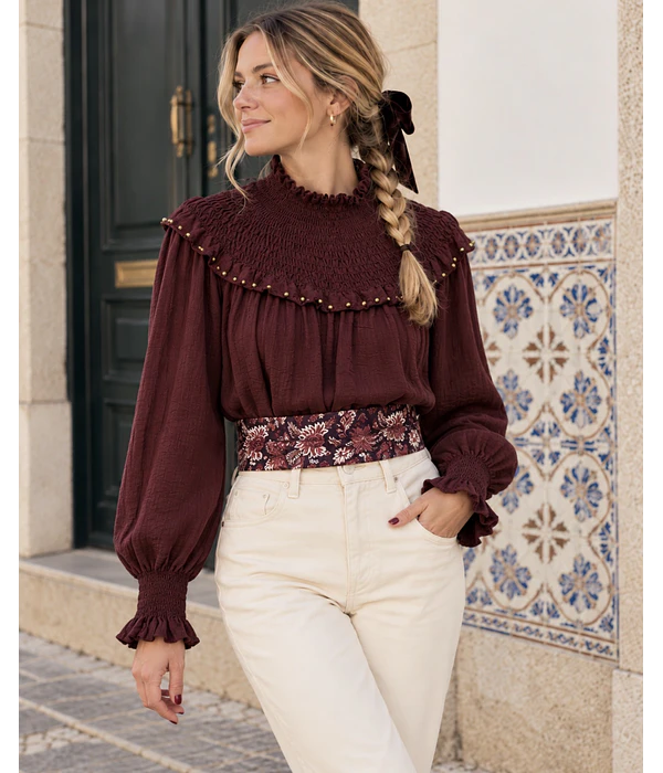 BLUSA COM TACHAS