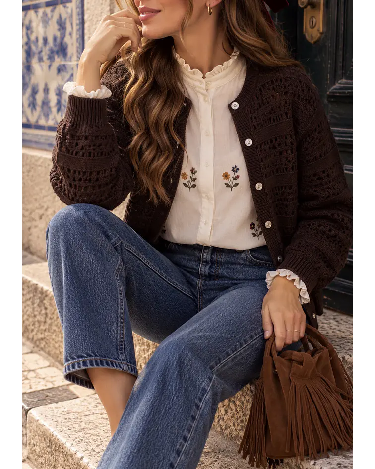 CAMISA BEGE COM FLORES BORDADAS 