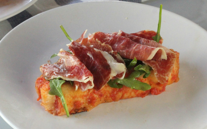 Torrijas saladas de tomate y jamón serrano o jamón ibérico