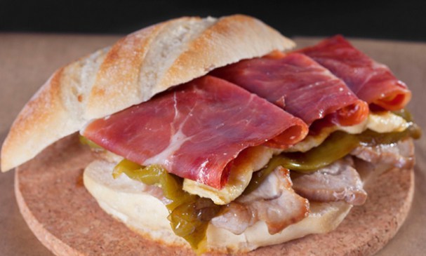 Cómo preparar un Serranito. El clásico sandwich (bocadillo) con jamón serrano originario de Andalucía.