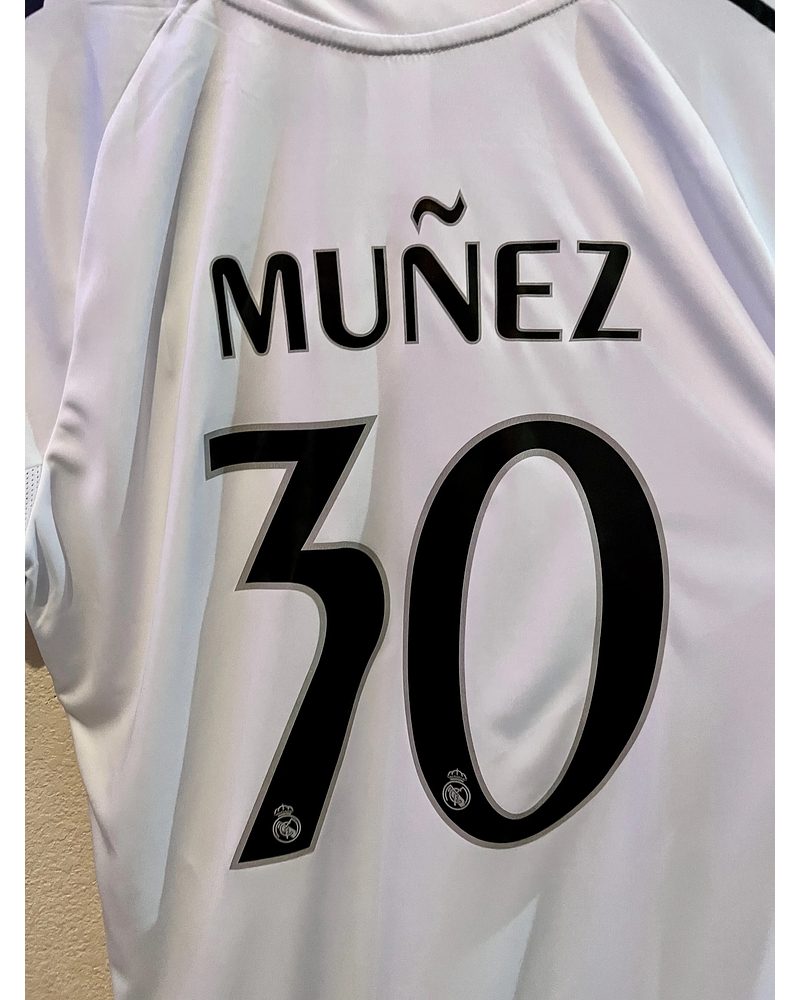 Muñez 30 - Real Madrid Home 2005/06 La Liga