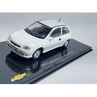 Chevrolet Corsa 2 Puertas blanca Escala 1/43 Marca Ixo 