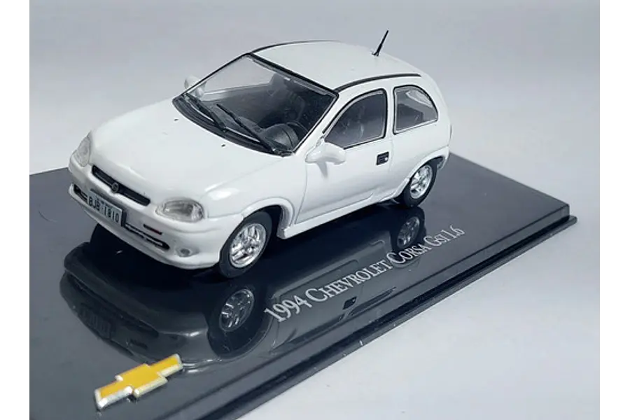 Chevrolet Corsa 2 Puertas blanca Escala 1/43 Marca Ixo 