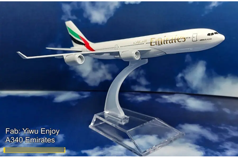 Avión Airbus B777 Emirates, Escala 1/400, 16cm Con Base.
