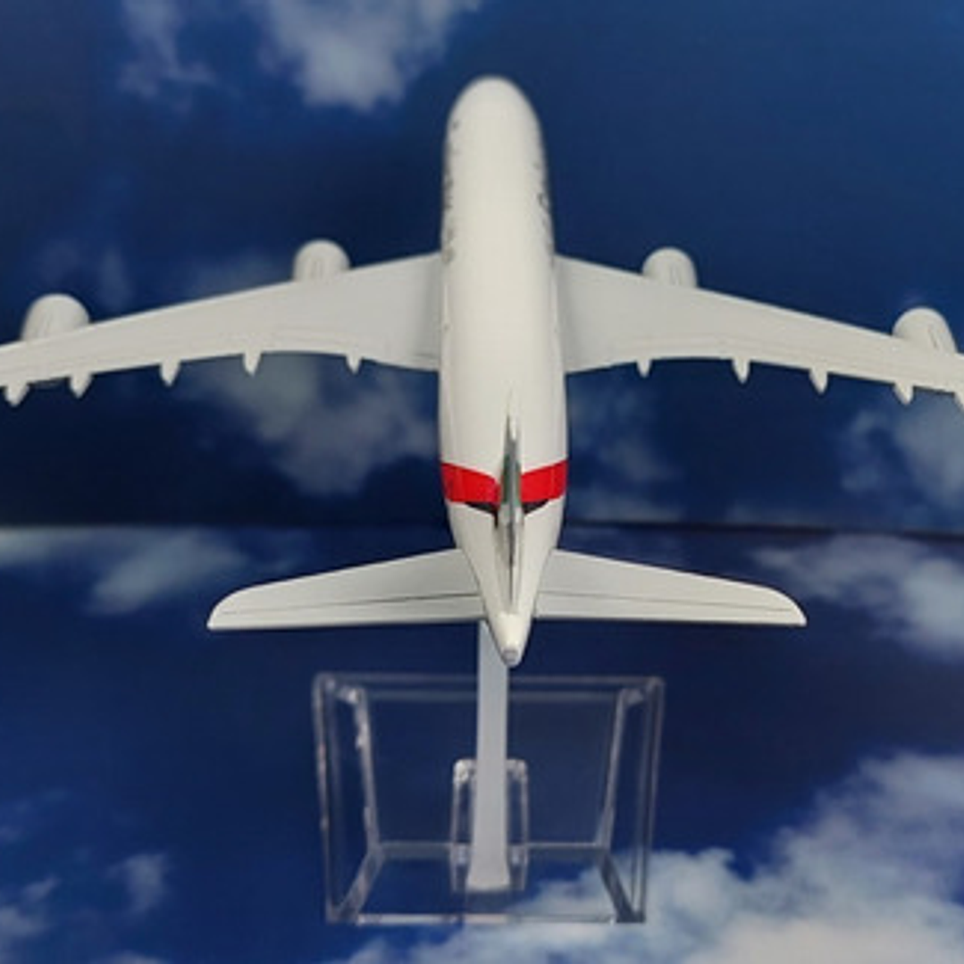 Avión Airbus A340 Emirates, Escala 1/400, 16cm Con Base. 6