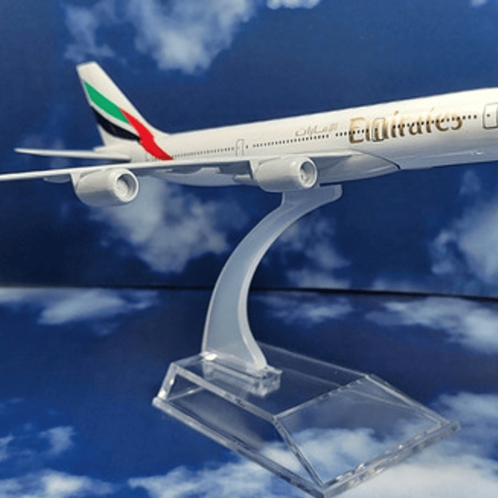 Avión Airbus A340 Emirates, Escala 1/400, 16cm Con Base. 8