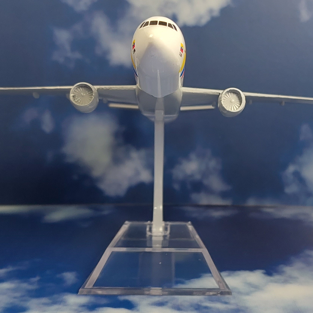 AIR BUS  A 320 VIVA COLOMBIA , Avión A Escala 1-400 3