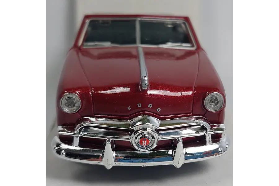 FORD 1949 CONVERTIBLE ESCALA 1/36 MARCA MAISTO