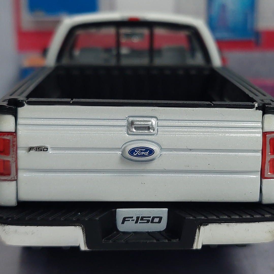 FORD F 150  2009 Escala 1-32 MARCA RMZ 4