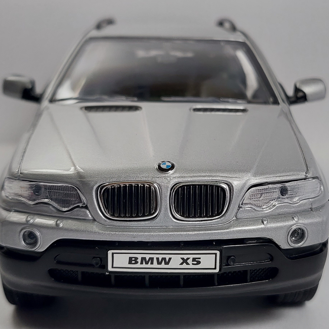 Bmw X5 COLOR PLATA Escala 1/24, marca welly 3