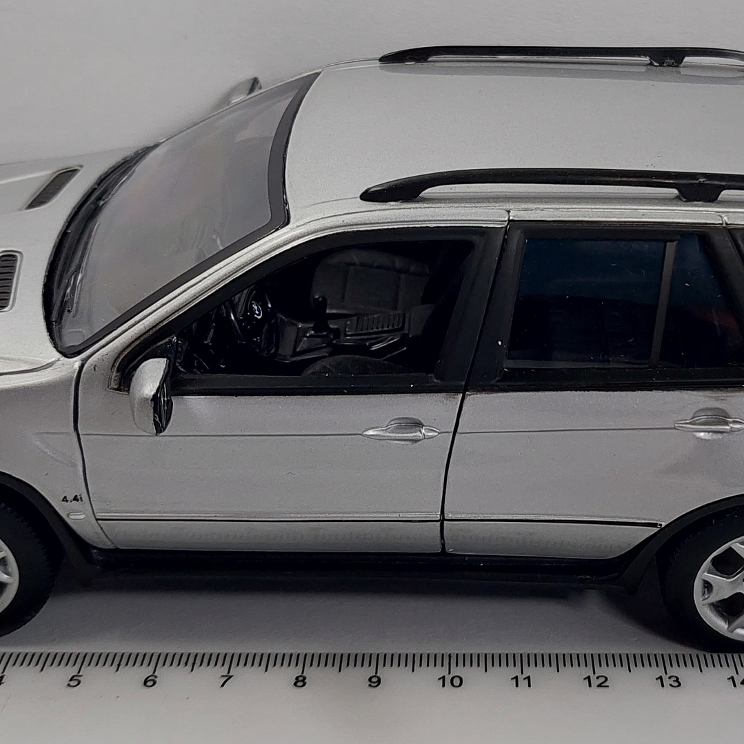 Bmw X5 COLOR PLATA Escala 1/24, marca welly 2
